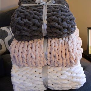 Chunky knit blankets made to your liking!